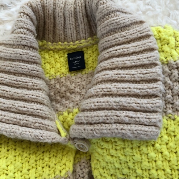 Baby girl  one button sweater. - Picture 3 of 4